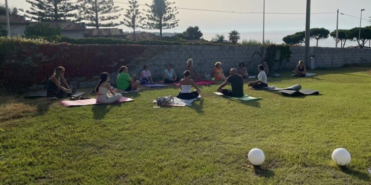 Parghelia. Riparte il salotto letterario e pratica yoga “Dialoghi di Luce”: iniziativa aperta a tutti
