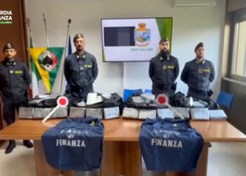 La Guardia di finanza mostra quanto sequestrato al porto di Gioia Tauro