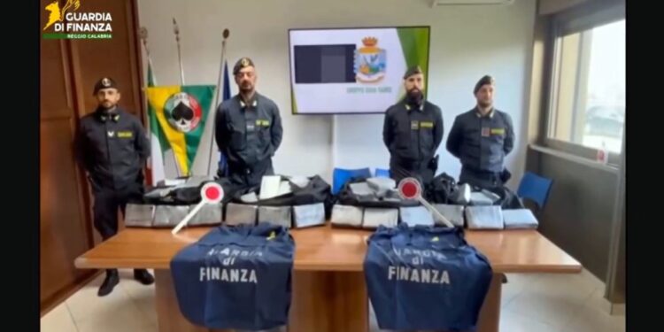 La Guardia di finanza mostra quanto sequestrato al porto di Gioia Tauro