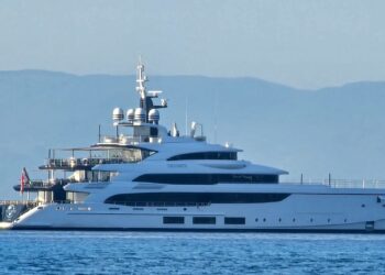 Tropea. Dopo “Dolce & Gabbana” a Capo Vaticano, il superyacht “Triumph” fa tappa nella Perla del Tirreno
