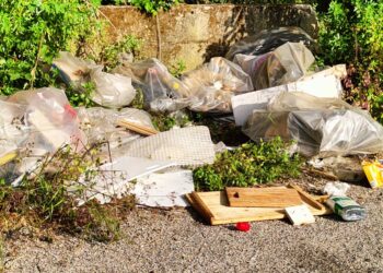 Rifiuti lungo la strada per Triparni: «Alcune zone utilizzate come mini discariche»