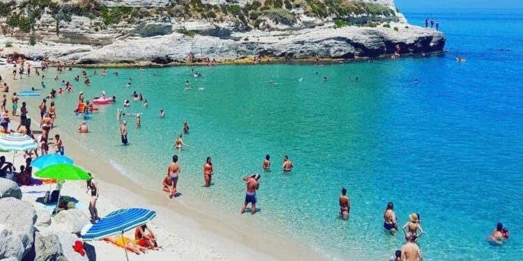 La spiaggia di Tropea nei pressi di Marina dell'Isola