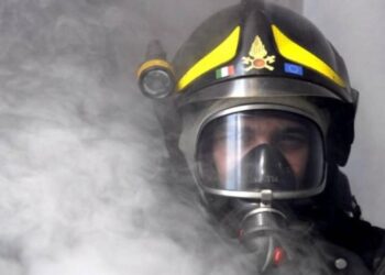 Un vigile del fuoco in azione