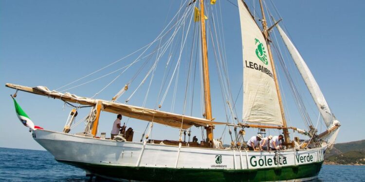 Tutto pronto per l’arrivo di Goletta Verde a Tropea: ecco le iniziative in programma