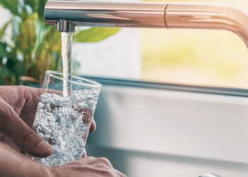 Un rubinetto dal quale sgorga l'acqua