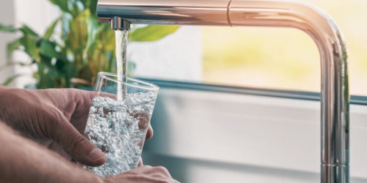 Un rubinetto dal quale sgorga l'acqua