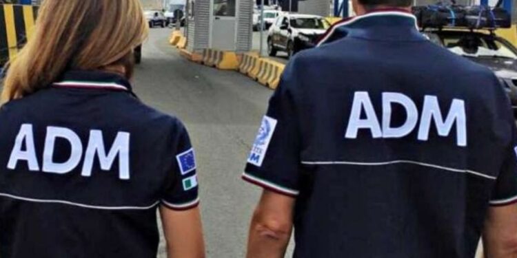 Due agenti dell'Agenzia nazionale delle dogane e del Monopolio