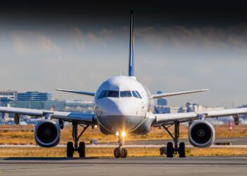 Cinque ore di attesa in aeroporto: volo Ryanair da Lamezia ritarda la partenza