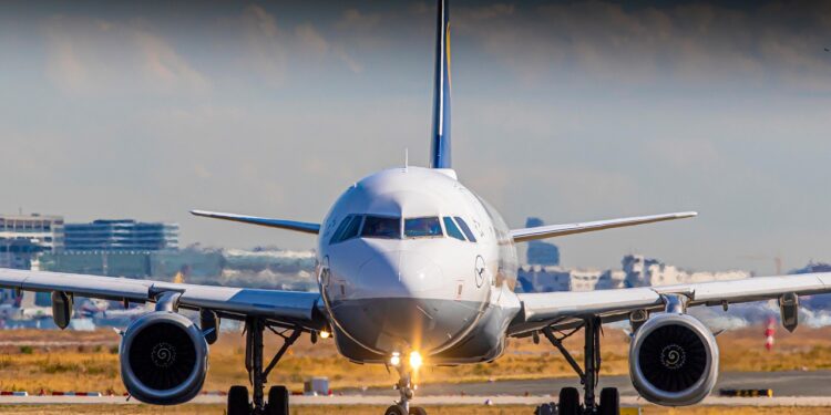 Cinque ore di attesa in aeroporto: volo Ryanair da Lamezia ritarda la partenza