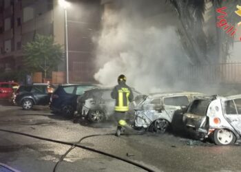 Diversi veicoli andati a fuoco nella notte in Calabria: tutti parcheggiati in un’unica via