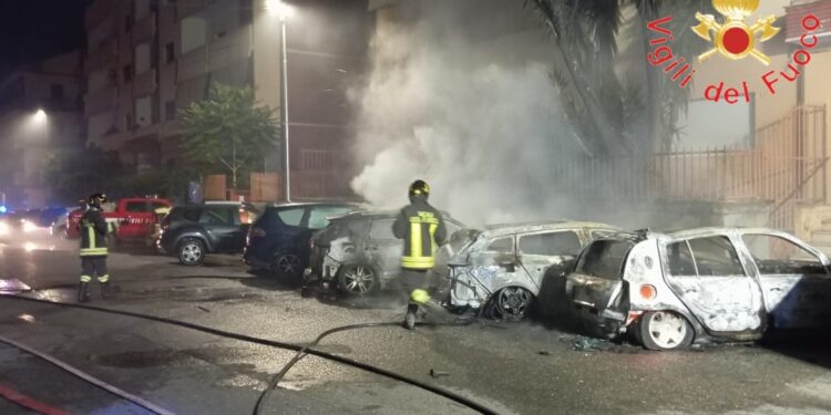 Diversi veicoli andati a fuoco nella notte in Calabria: tutti parcheggiati in un’unica via