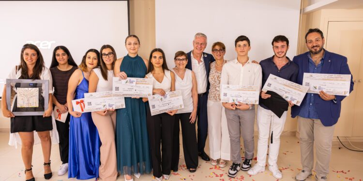 Tropea. Premiati i giovani vincitori delle Borse di studio “Costruisco il mio futuro”