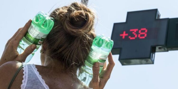 Una ragazza cerca un po' di refrigerio per combattere il caldo estivo