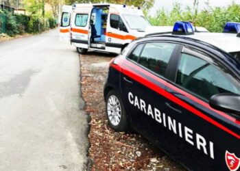 Una pattuglia dei carabinieri e un'ambulanza durante un intervento