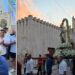 A Caria una donna consegna le chiavi del paese alla Madonna. Il gesto commuove l’intera comunità
