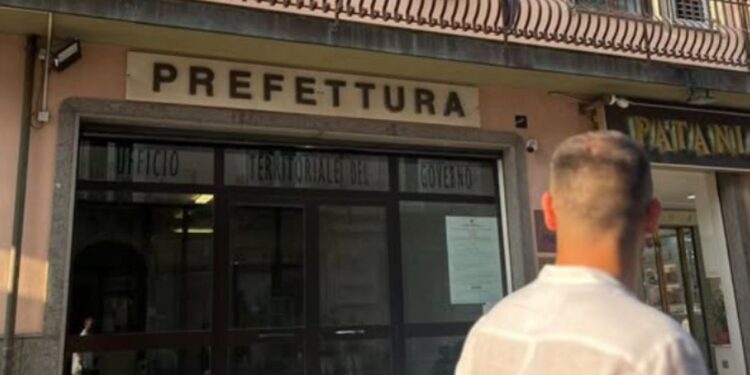 Federico Vangeli di fronte alla Prefettura di Vibo Valentia