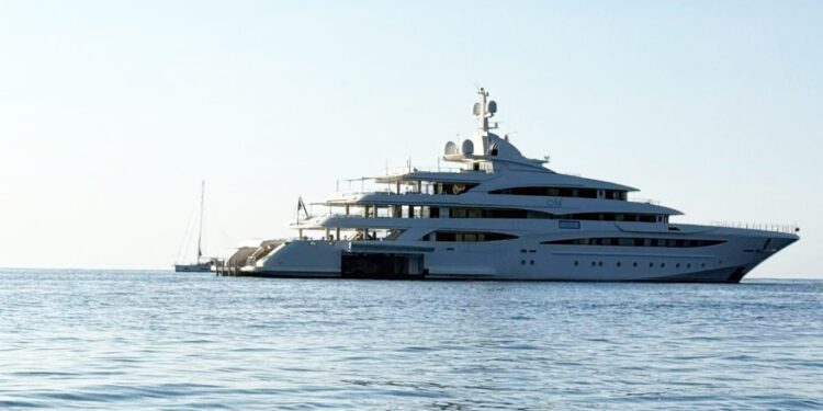 Il superyacht Mimtee da 79 metri a largo di Tropea