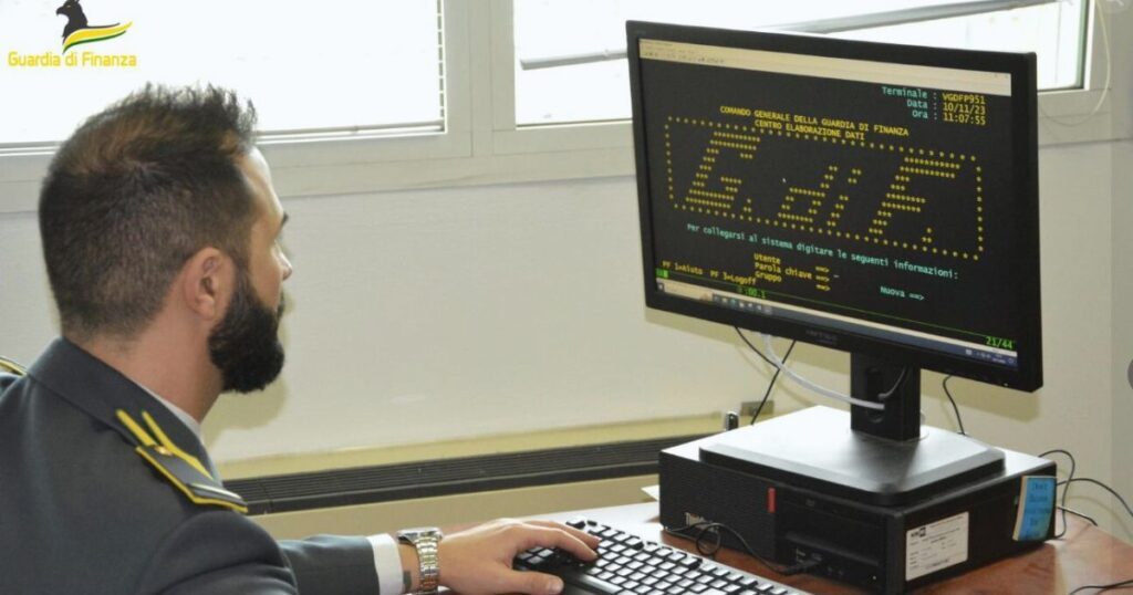 Un militare della Guardia di finanza al computer