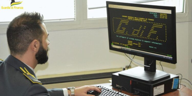 Un militare della Guardia di finanza al computer