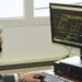 Un militare della Guardia di finanza al computer