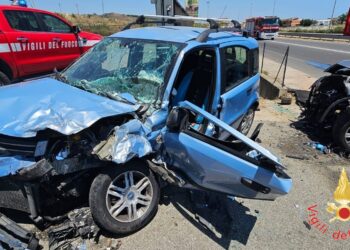 Incidente tra due auto in Calabria: tre le persone rimaste ferite, uno è grave