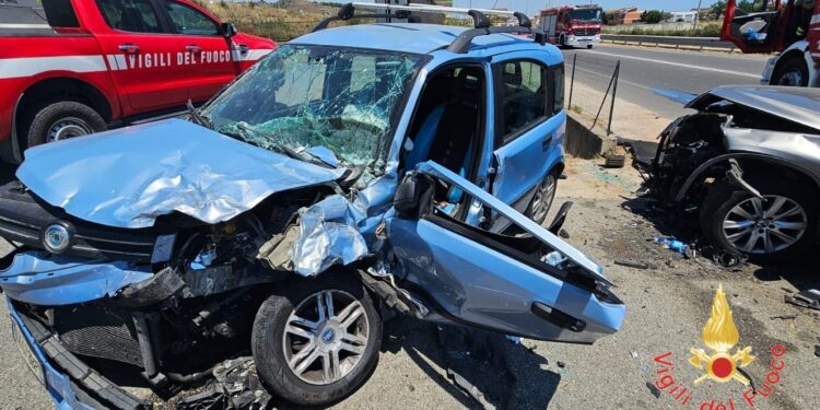 Incidente tra due auto in Calabria: tre le persone rimaste ferite, uno è grave