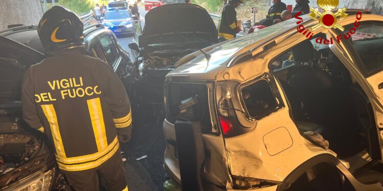 Grave incidente stradale in Calabria, quattro le auto coinvolte: feriti estratti dalle lamiere