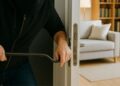 Un ladro in azione dentro un appartamento