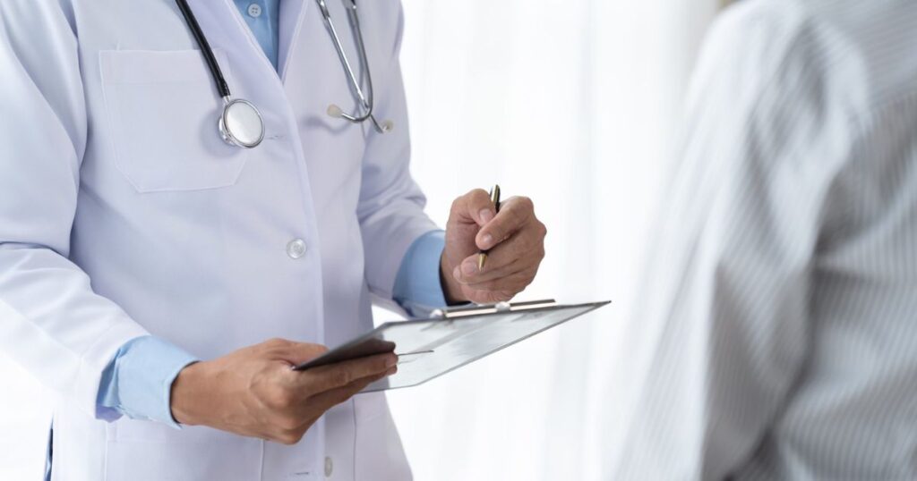 Un medico mentre incontra un paziente