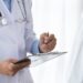 Un medico mentre incontra un paziente