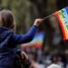 Una bambina con la bandiera per la pace durante una manifestazione