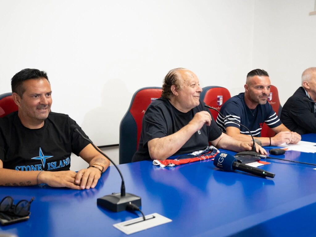Pippo Caffo insieme alla nuova dirigenza della Vibonese