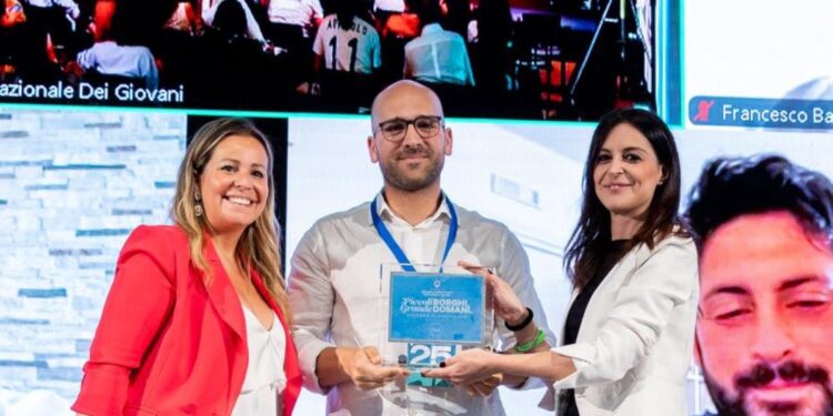 La premiazione del progetto presentato da Valentia. In foto, al centro, il presidente Athony Lo Bianco