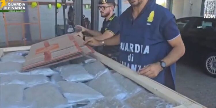 Una tonnellata di marijuana nei container dal Canada alla Calabria