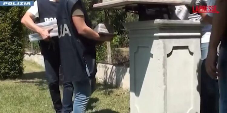 La statua contenente la droga rinvenuta a Rosarno