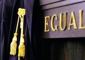 La toga di un avvocato durante un processo