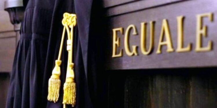 La toga di un avvocato durante un processo