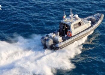 Una vedetta della Guardia di finanza in azione nel mare della Calabria