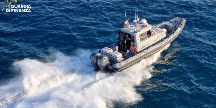 Una vedetta della Guardia di finanza in azione nel mare della Calabria