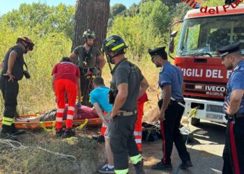 L'intervento di carabinieri e vigili del fuoco a Ricadi, dove un uomo è caduto in un dirupo