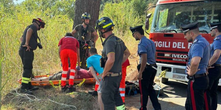 L'intervento di carabinieri e vigili del fuoco a Ricadi, dove un uomo è caduto in un dirupo