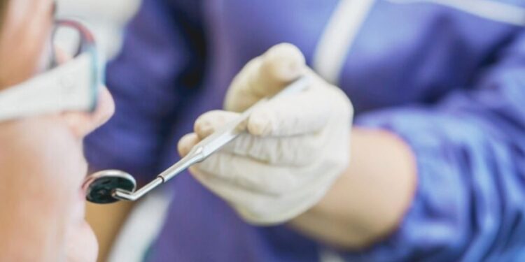 Un dentista al lavoro su un paziente