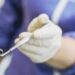 Un dentista al lavoro su un paziente