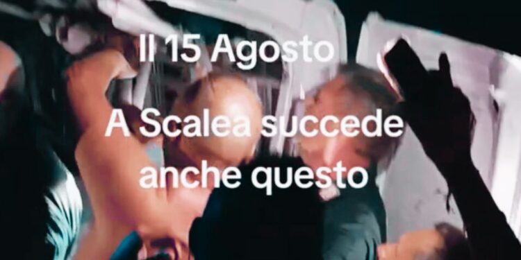 Il blitz dei vigili a Scalea contro gli ombrelloni abusivi