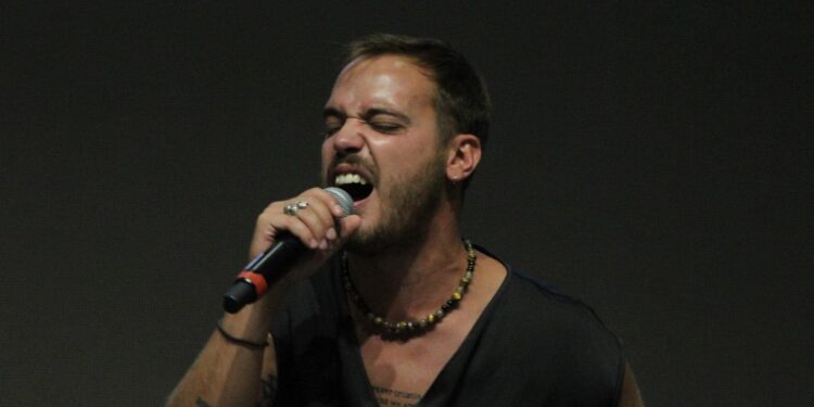 Musica folk a Briatico: Carmine Mazzotta & Castrum in concerto