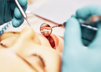 Un dentista interviene su una paziente