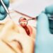 Un dentista interviene su una paziente