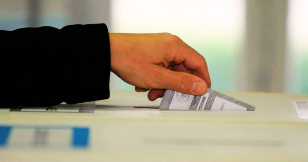 Un cittadino al voto durante le elezioni