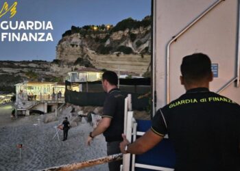 Il sequestro della Guardia di Finanza sulla spiaggia di Riaci, a Santa Maria di Ricadi