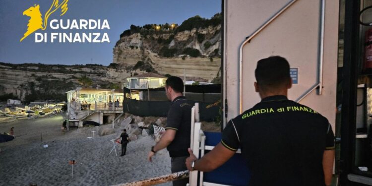 Il sequestro della Guardia di Finanza sulla spiaggia di Riaci, a Santa Maria di Ricadi